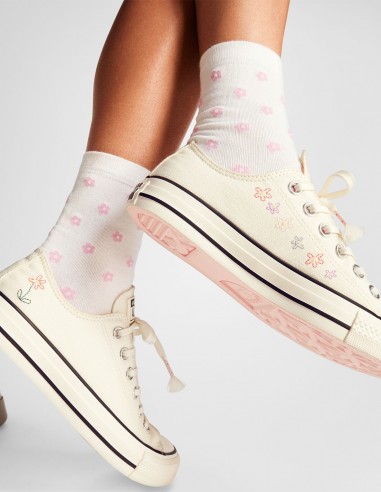 Sneakers Femme Chuck Taylors Brodées | Style Délicat et Féminin