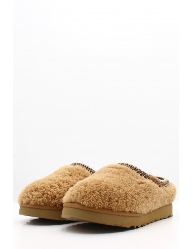 Chaussons femme UGG Tasman en laine de mouton camel  avec détail brodé marron