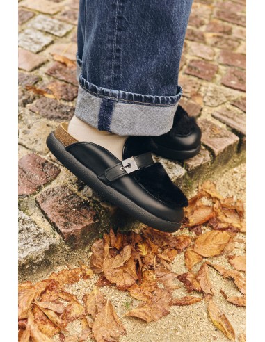 Mules Scholl noires avec boucle et doublure en fourrure confortable