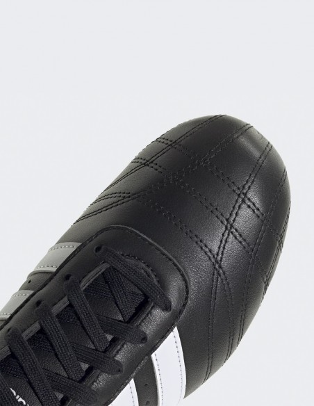 Sneakers Adidas Taekwondo - Chaussures en cuir noir et blanc, souples.